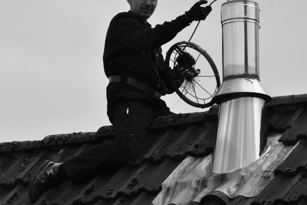 chimney sweeper cleaning chimney